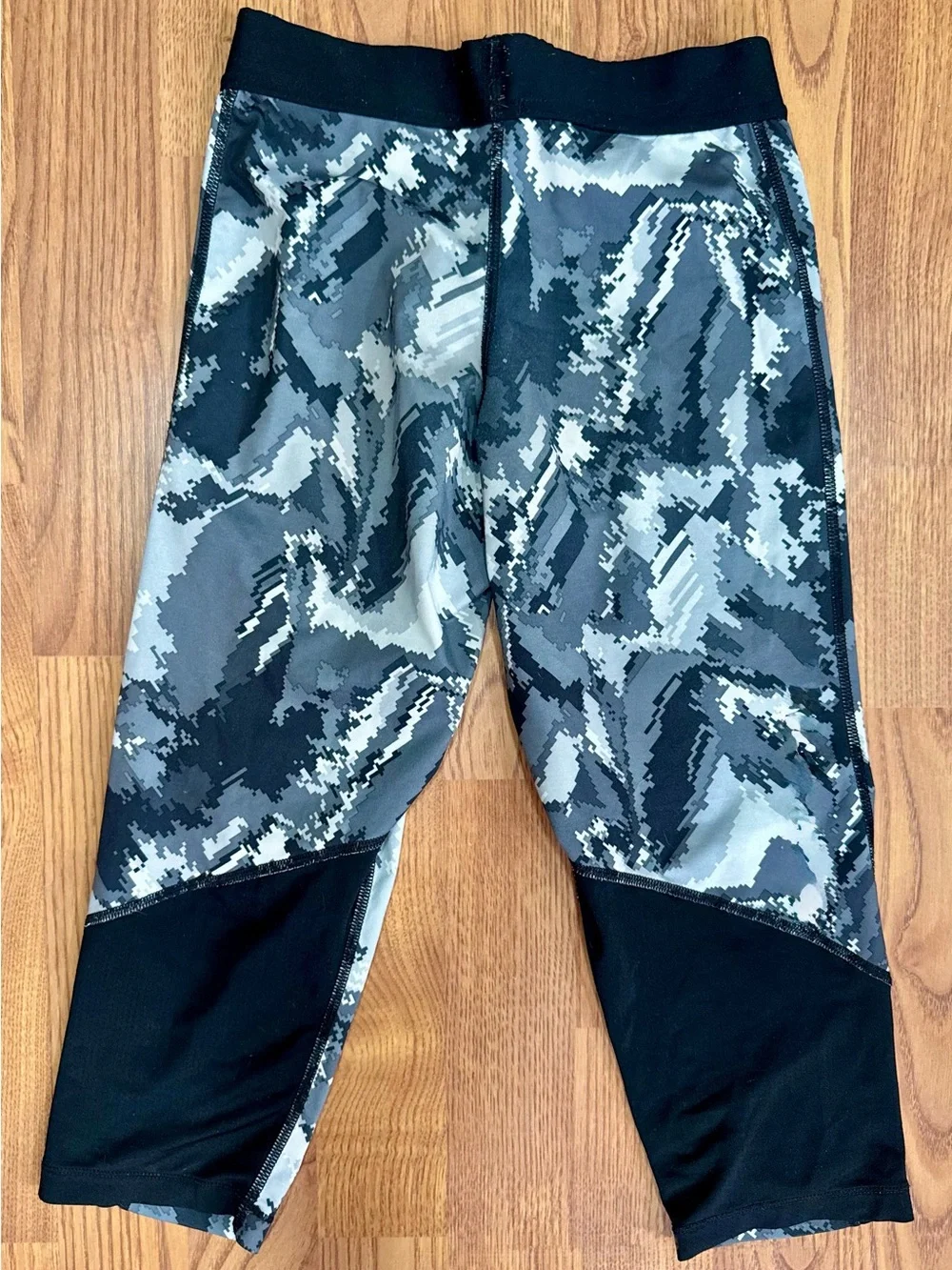 ❤️ Nike Pro Girls' Kids Black & Gray Camo Capri Leggings (B17)